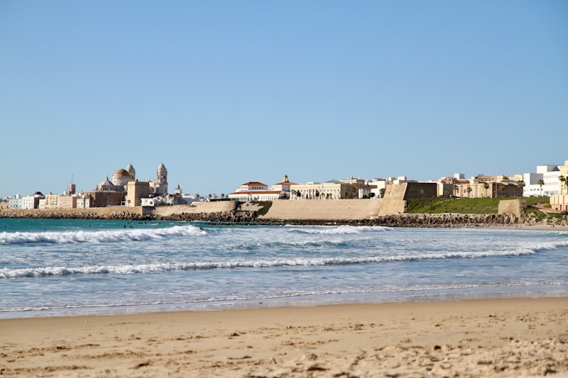 Playa de la Caleta en Cádiz con la Catedral al fondo